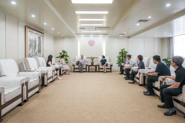 朱薛慧明助学金、朱薛慧明留学助学金捐赠人朱振海、张薇玲来访