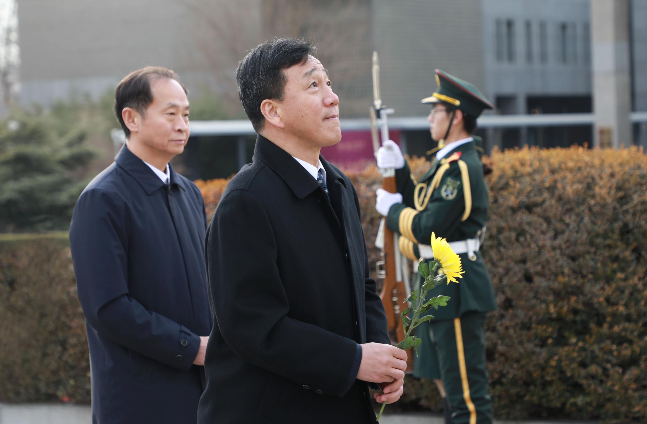 南开校友企业家代表共同为周恩来总理塑像敬献鲜花