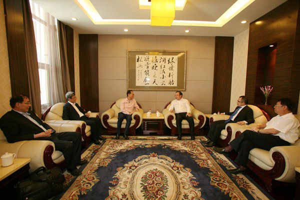 张文中、周海冰校友来校访问