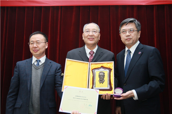 颜德岳院士受聘宝盈基金官网杨石先讲座教授